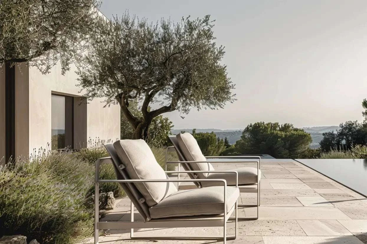 Fauteuil de jardin design installé sur une terrasse extérieure contemporaine