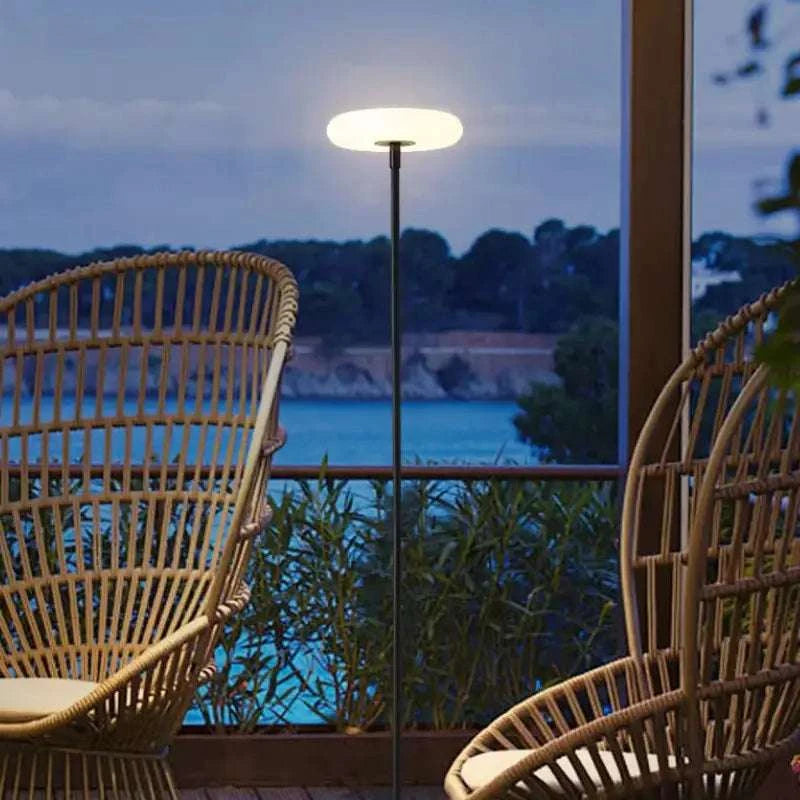 Lampadaire extérieur sur pied moderne