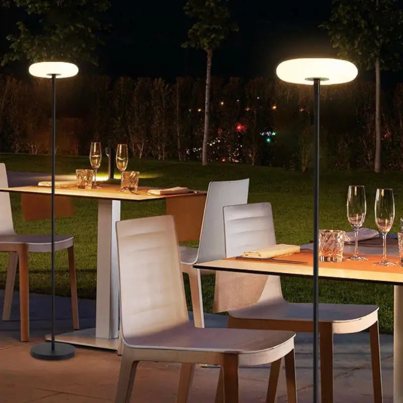 Lampadaire extérieur sur pied moderne