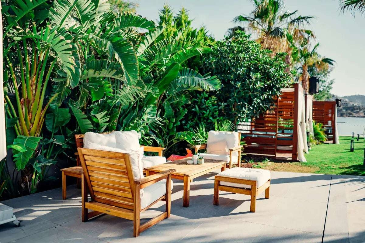 Comment protéger son mobilier de jardin ? Le guide complet pour le faire durer toute l'année
