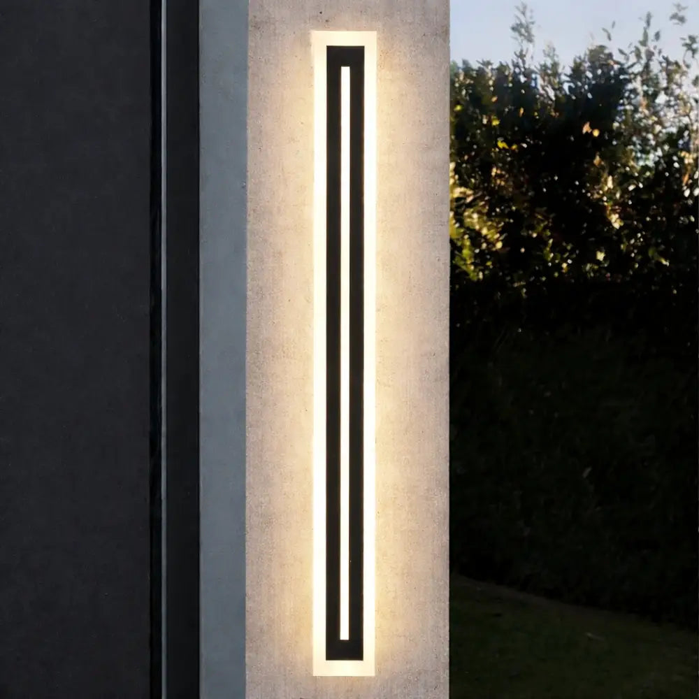 Applique murale extérieure moderne minimaliste LED noire sur béton texturé
